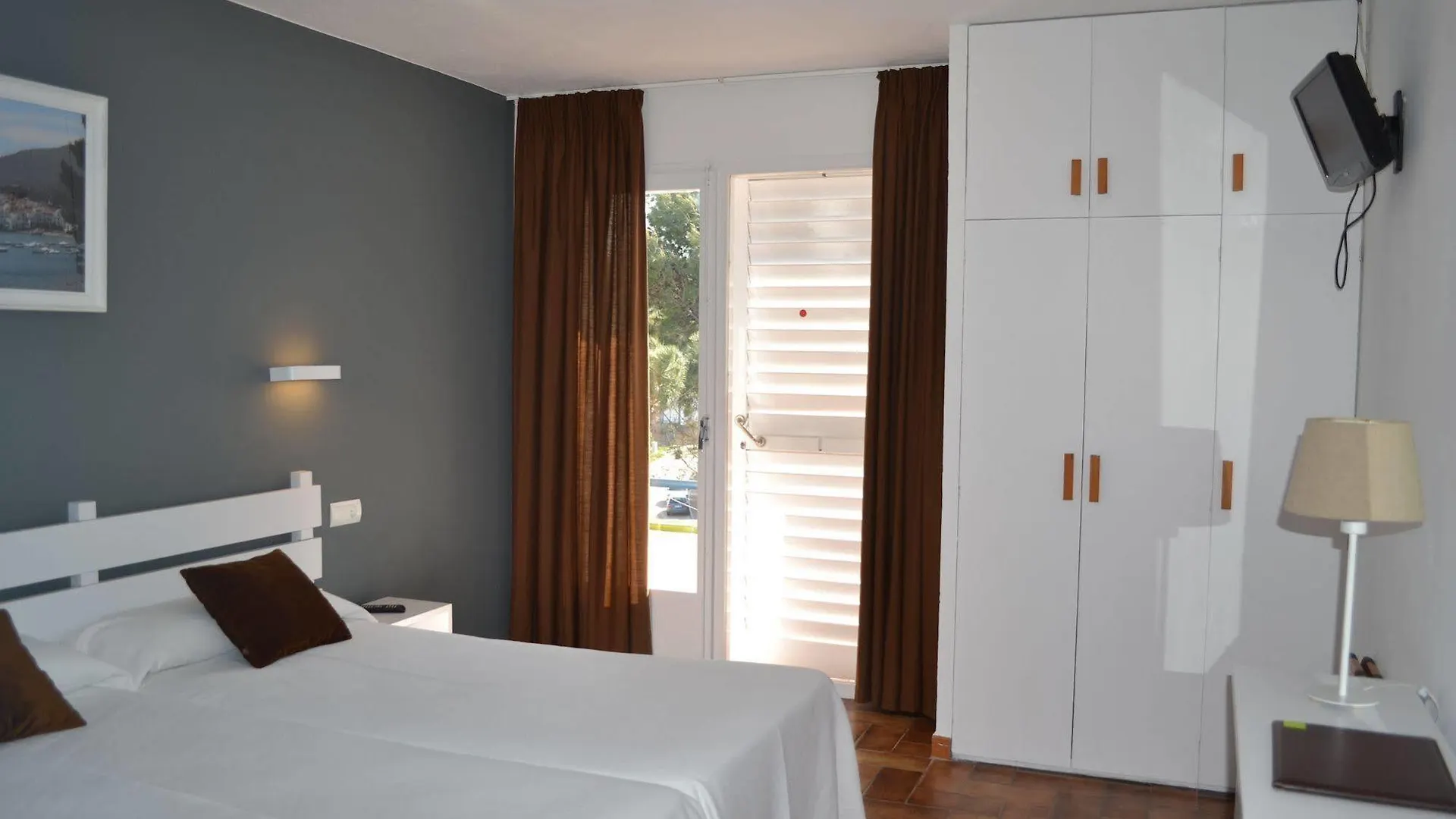 Hotel S'Aguarda Cadaqués 3*,  España